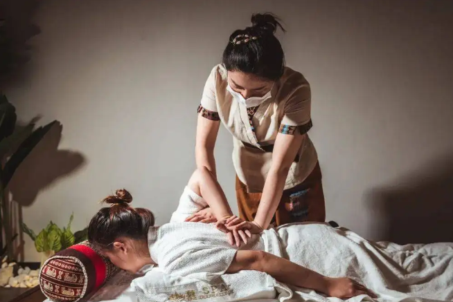 而直接提升五脏六腑的后背,腰屁股反射点,并配合了芬芳按摩疗法来帮助